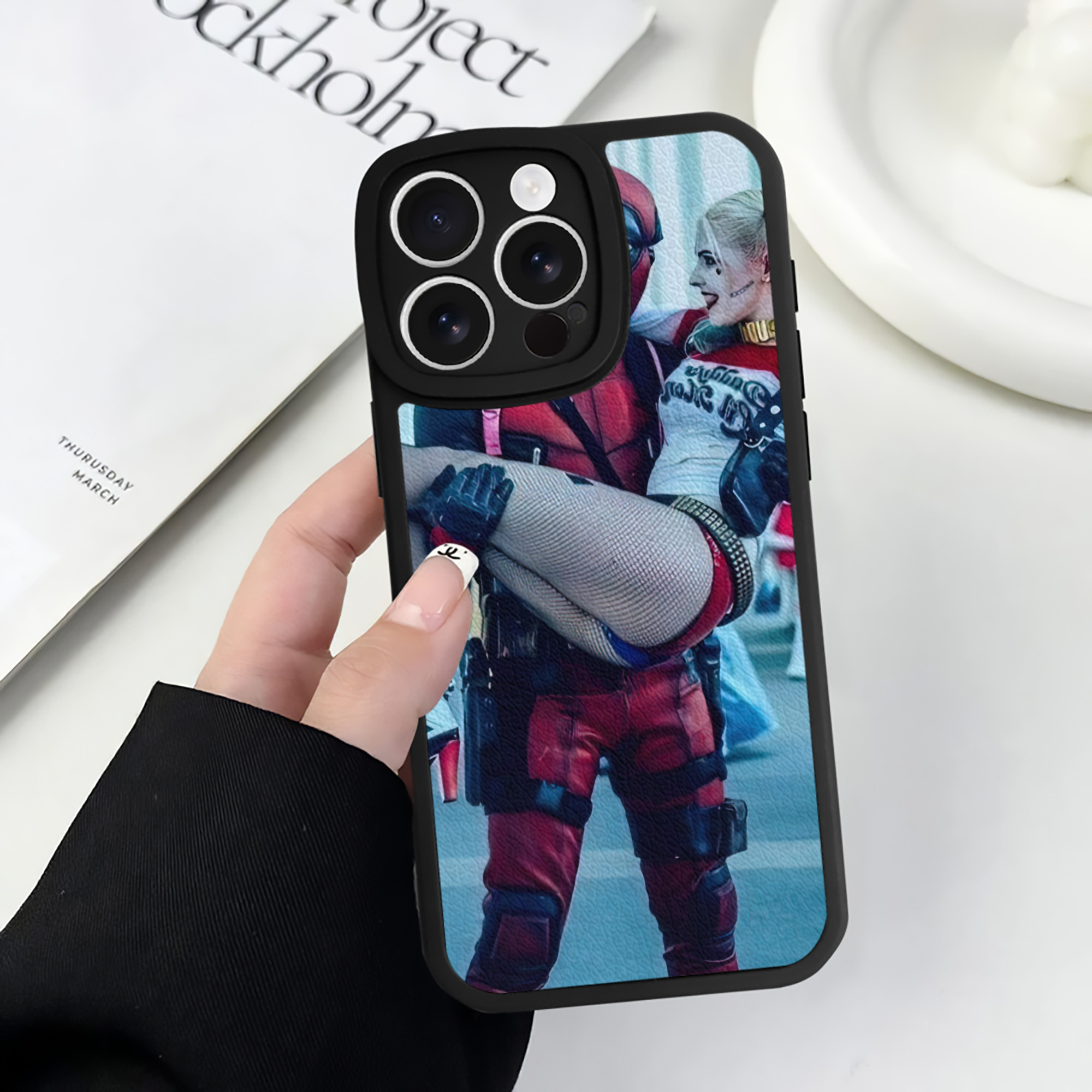 （画像用） Deadpool デッドプール 【iPhone 16シリーズ対応】シリコンスマホケース（レザー調） 材質：シリコン